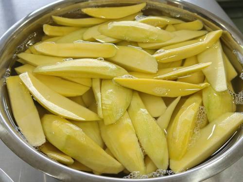 Mango slices in treatment solution