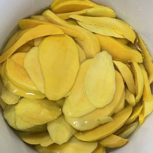 Mango slices in treatment solution